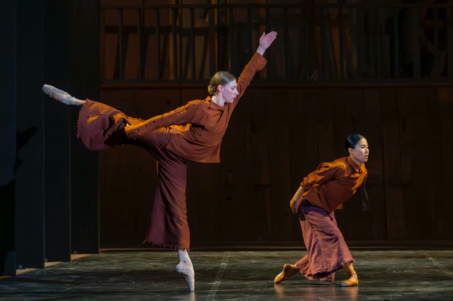 Dansare Daria Ivanova och Kaho Yanagisawa i "TERRA". Av Helena Franzén